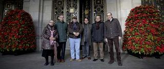De izquierda a derecha, Isabel Fouz, Eduardo Ace�a, �scar Valcuende, Adolfo L�pez, Francisco Canabal y Juan Chas, posando ante el palacio de Mar�a Pita.