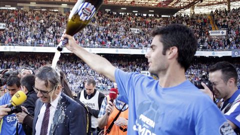 Baando en champn a Fernando Vzquez tras lograr el ascenso a primera divisin