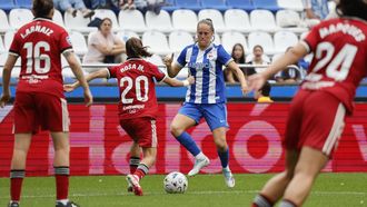 Eva Alonso, ante tres jugadoras del Sevilla en el duelo que abri� la Liga F 2026-2027.