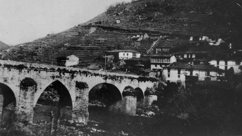 Una fotografía del antiguo puente de Belesar, construido en el siglo XVII y destruido a consecuencia de la construcción del embalse de Os Peares en la década de 1950