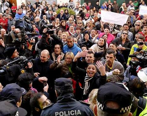 Doscientos vecinos de Alcal de Guadara reclamaron ms medidas sociales ante el ayuntamiento.