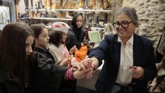 Establecimientos asociados al CCH repartieron ayer chupa-chups entre los ni�os y adolescentes que celebraban el Sama�n