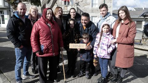 Foto de los nueve refugiados de Ucrania junto a Paulo Ribeiro y Hctor Prez en Castroverde