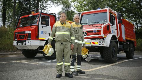 Manuel Ferro Calvo, en primer plano, posa delante de las nuevas motobombas