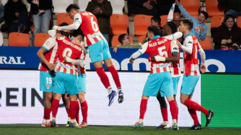 Celebraci�n albivermella del gol de Reniero, a la postre decisivo.