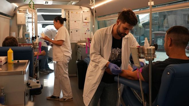 Varias personas donan sangre en una unidad m�vil desplazada a A Laracha