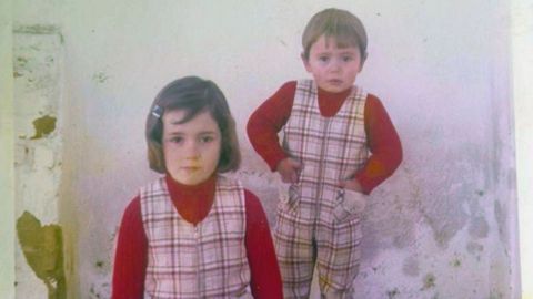 �Fui un Juan Sin Miedo�.  Asegura que nada le echaba para atr�s de ni�a. En la foto con su hermano Paco.