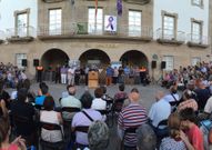Numeroso p�blico asisti� al homenaje a los represaliados en la plaza.