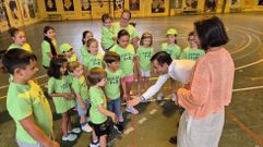 El alcalde, Jos� Manuel Rey Varela, y la concejala de Igualdade, Elvira Miramontes, saludando a los participantes en uno de los campamentos de conciliaci�n que promueve el Concello de Ferrol.