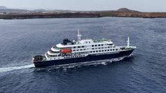 Una imagen tomada con dron muestra el crucero MV Hondius saliendo de Praia, Cabo Verde, y dirigi�ndose a Tenerife.