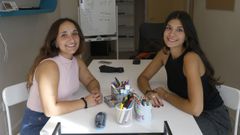 Nerea Moreta y Antela Losada, profesoras que acaban de abrir su academia Sinerxia en A Valenz.