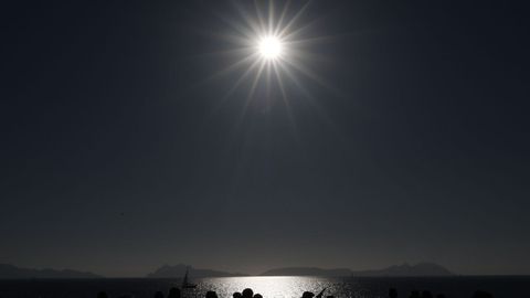 Gente disfrutando del eclipse en Samil, Vigo