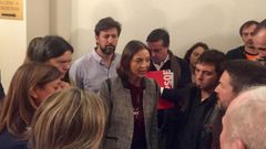 La ministra de Industria (en el centro de la imagen) habla con el presidente del comit� de empresa de Alcoa en A Coru�a