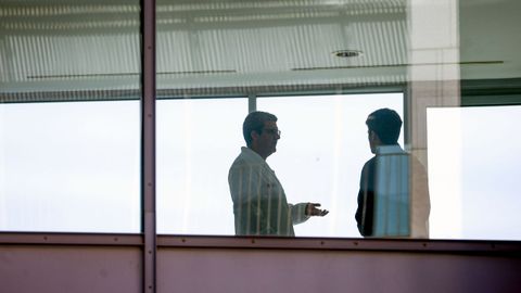 Josep (así es el nombre del paciente intervenido), en la imagen junto al neurólogo del hospital de Sant Pau, Javier Pagonabarraga.