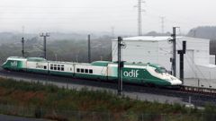 Un tren del ADIF circulando por el cambiador de ancho de Taboadela (Ourense)
