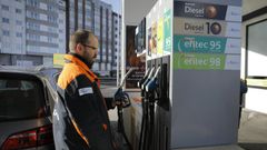 Imagen de un trabajador de una gasolinera Repsol en A Coru�a