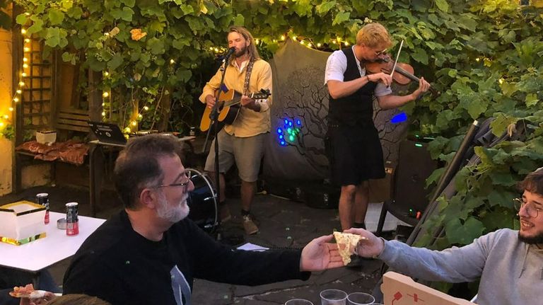 Bernard, al viol�n, y Hamish, a la guitarra, en un concierto