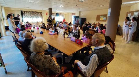 Os estudantes pasaron un tempo falando cos maiores da residencia