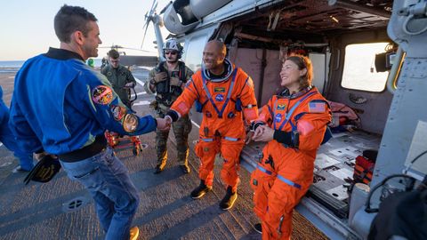 Jared Isaacman saludado al piloto de la misi�n Artemis II, el astronauta Victor Glover, y la especialista de misi�n, la astronauta Christina Koch.