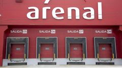 Muelles de carga de Arenal en su base en el pol�gono de O Ceao