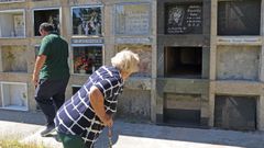 Una vecina de A Pobra observa el nicho ya vac�o donde apareci� el esqueleto humano sin identificar