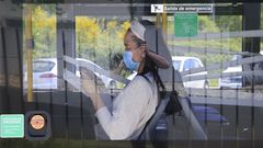 Una joven con mascarilla en el bus urbano de Lugo