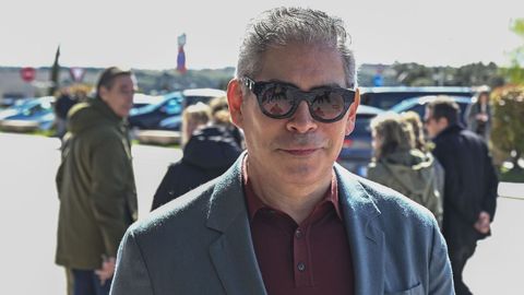 Boris Izaguirre a su llegada al tanatorio.