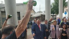 En el centro, C�sar �lvarez, alcalde de Vegadeo (PSOE), en una inauguraci�n de la feria de muestras