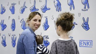 Manuela es una persona sorda y tiene dos ni�os oyentes: �Por mi parte, mis hijos ten�an un 99 por ciento de ser sordos, y gan� el 1�