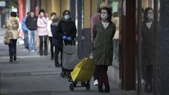 Imagen del pasado abril de una largu�sima cola de gente que esperaba para hacer la compra en un supermercado de A Coru�a