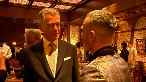 Antonio González saludando a Pierce Brosnan