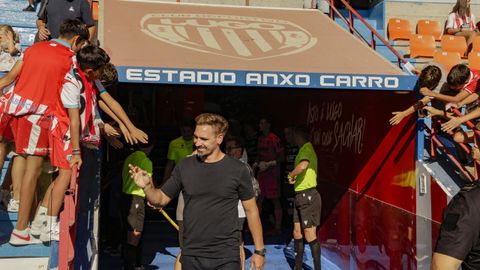 Borja Fern&aacute;ndez saliendo por el t&uacute;nel del &Aacute;ngel carro en el partido de ayer. 