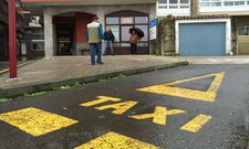 Taxistas de Mux�a con licencia en regla esperan a los clientes delante del edificio del Concello. 