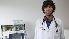 �lvaro Mena, internista del Chuac