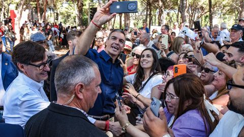 El presidente del Gobierno rodeado de simpatizantes en Gav�