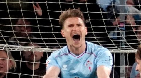 El futbolista del Celta Carl Starfelt, lament�ndose en un partido.