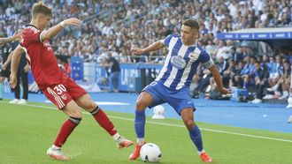 Yeremay, en un lance con un rival durante el partido contra el Sevilla