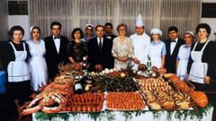 Los trabajadores del restaurante posan con Juan Vazquez Amado, gerente del Rpido (con corbata); lapropietaria, Josefa Perez Amado (a su izquierda), y el jefe de cocina, (con el gorro) Jos Pen.