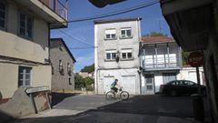 Al fondo, una de las casas adquiridas en Santa Clara por el proyecto del nuevo puente