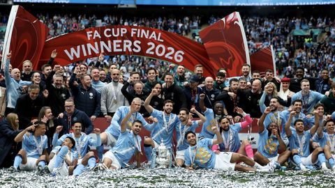 La plantilla y cuerpo t�cnico del Manchester City, durante la celebraci�n del t�tulo de campe�n de la FA Cup.