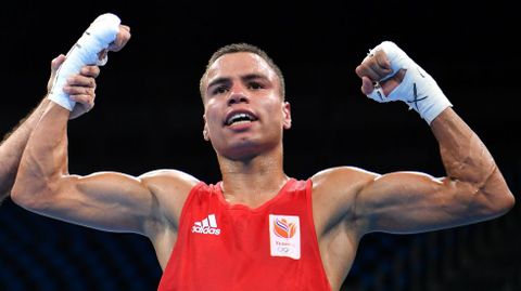 El boxeador holand�s Enrico Lacruz celebra su victoria sobre el taiwan�s Chu-En Lai.