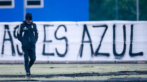 lvaro Cervera camina por El Requexn con la pancarta 'Asturias es azul' a su espalda