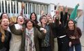 Un grupo de trabajadoras de la sede central de Bimba y Lola en Vigo, celebrando el segundo premio