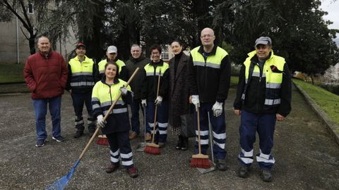 Miembros de la directiva de la asociacin Aspamadis con uno de los grupos de trabajadores en el IES Universidad Laboral 