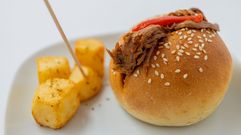 Bar O Noso Caf�. Carne mechada en brioche artes�n hidratado con Estrella Galicia