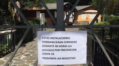 Cartel en la puerta del club fluvial informando del cierre de las instalaciones