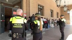 Cola de inmigrantes en Zaragoza para conseguir los papeles para el proceso