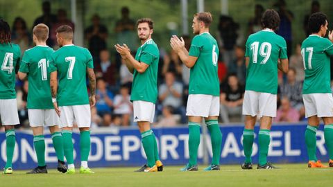 Los jugadores del Oviedo saludan a los espectadores de El Requexn