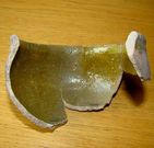 <span lang= es-es >Cunca con asa</span>. Los restos de esta pieza fueron localizados en una excavaci�n en la calle Barrera, en A Coru�a.