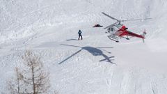 Un helic�ptero de rescate en la zona donde se produjo el alud